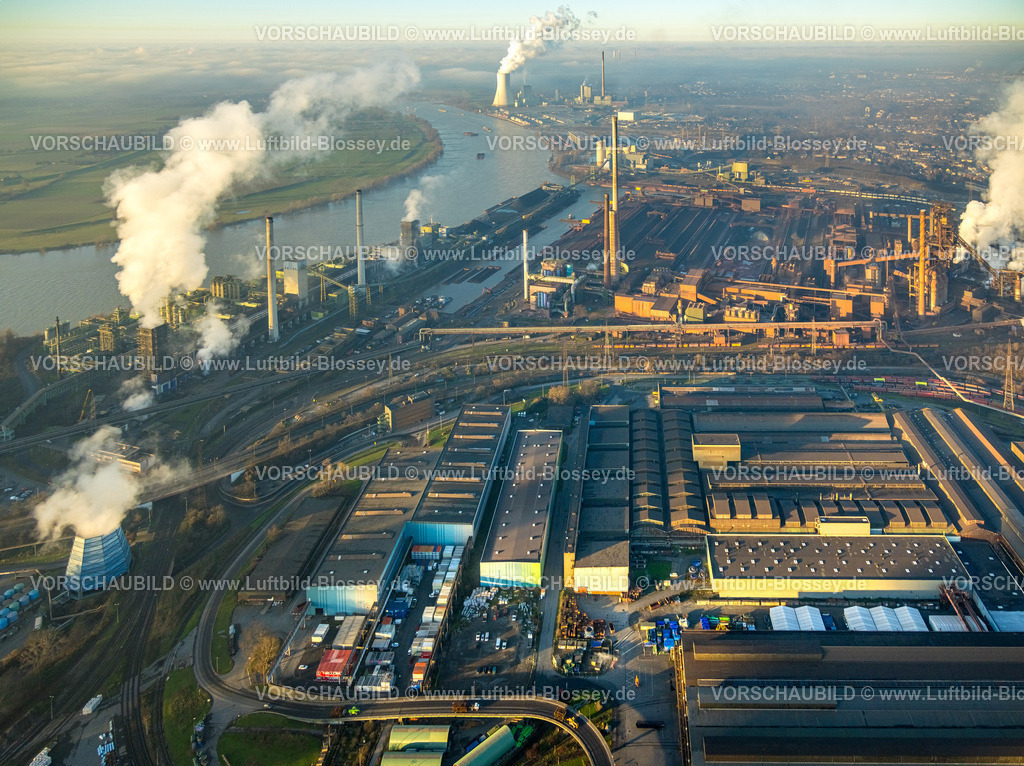 Duisburg241202950 | Luftbild, Thyssen Krupp Steel Europe AG am Fluss Rhein, Werkshafen Schwelgern, qualmende rauchende Schornsteine, hinten das STEAG Kraftwerk Walsum mit rauchendem Kühlturm, Marxloh, Duisburg, Ruhrgebiet, Nordrhein-Westfalen, Deutschland