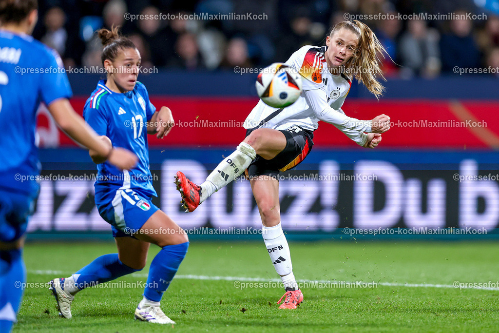 DFB02122401089 | 02.12.2024, Fußball Länderspiel Frauen, Deutschland - Italien, Vonovia-Ruhrstadion Bochum, Saison 2024 2025: Zweikampf Vivien Endemann (GER #26) gegen Lisa Boattin (ITA #17)DFB regulations prohibit any use of photographs as image sequences and or quasi-video.