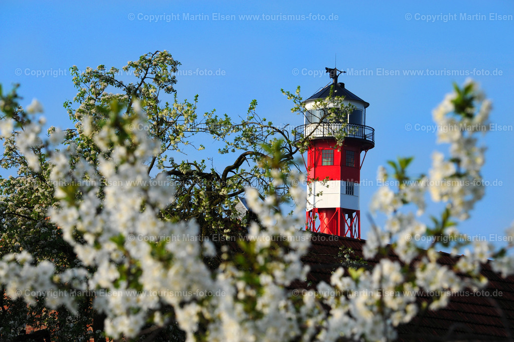 Gründeich Leuchtturm_ELS_235412243s | Altes Land - Aufnahmedatum: 01.05.2010, Aufnahmehöhe:  m, Koordinaten:  - , Bildgröße: 4256 x  2832 Pixel - Copyright 2010 by Martin Elsen, Kontakt: Tel.: +49 157 74581206, E-Mail: info@schoenes-foto.deSchlagwörter:Altes Land - Realisiert mit Pictrs.com