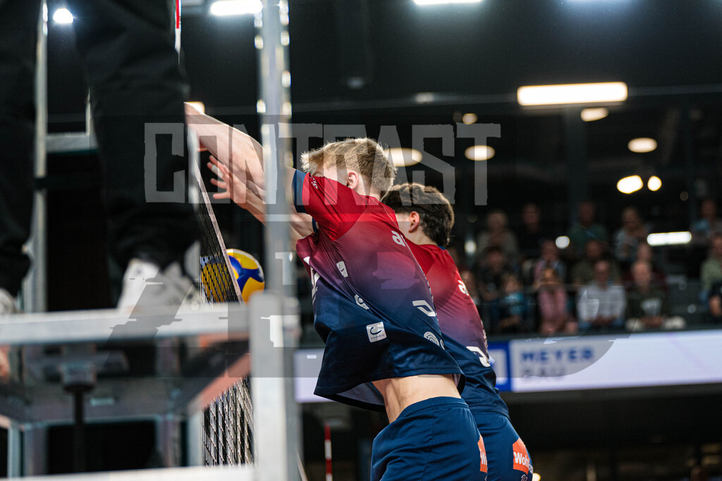 Volleyball I Herren I Saison 2025/2026 I Volleyball Bundesliga I 2. Spieltag I SVG Lüneburg - cerebricks Volley Goats Mitteldeutschland | Axel Valdemar Juul Larsen (18, SVG Lüneburg) und Cole Matthew Young (8, SVG Lüneburg) im Block am Netz - Realisiert mit Pictrs.com