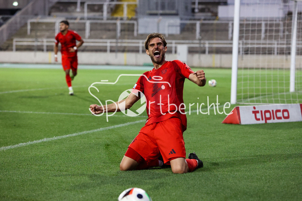 FC Bayern Amateure - SpVgg Bayreuth | Grenzenloser Jubel nach dem Treffer zum 4-2 durch Emirhan DEMIRCAN (FCB #11) / Freude / Happy / Tor / Torschuezte / Luca DENK (FCB #6)