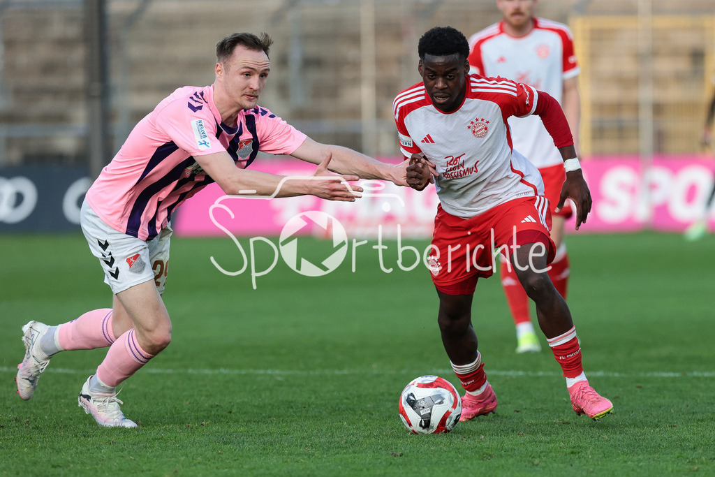 FC Bayern Amateure - TSV Aubstadt | im Duell Marco NICKEL (TSV #29) und Noel ASEKO NKILI (FCB #21) / Zweikampf