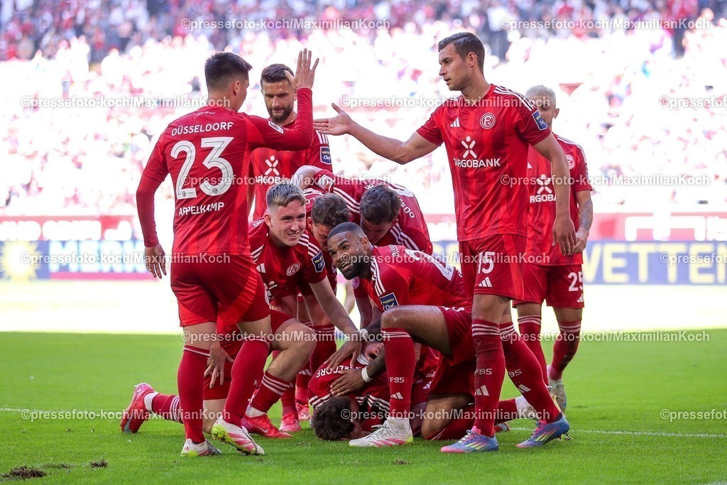 F9510052501043 | 10.05.2025, Fußball, Fortuna Düsseldorf - FC Schalke 04, 2. Fußball Bundesliga, Merkur Spiel-Arena, Saison 2024 2025: Torjubel nach dem Tor zum 1:0 durch Torschütze Dawid Kownacki (Fortuna Duesseldorf #24) DFB regulations prohibit any use of photographs as image sequences and or quasi-video.