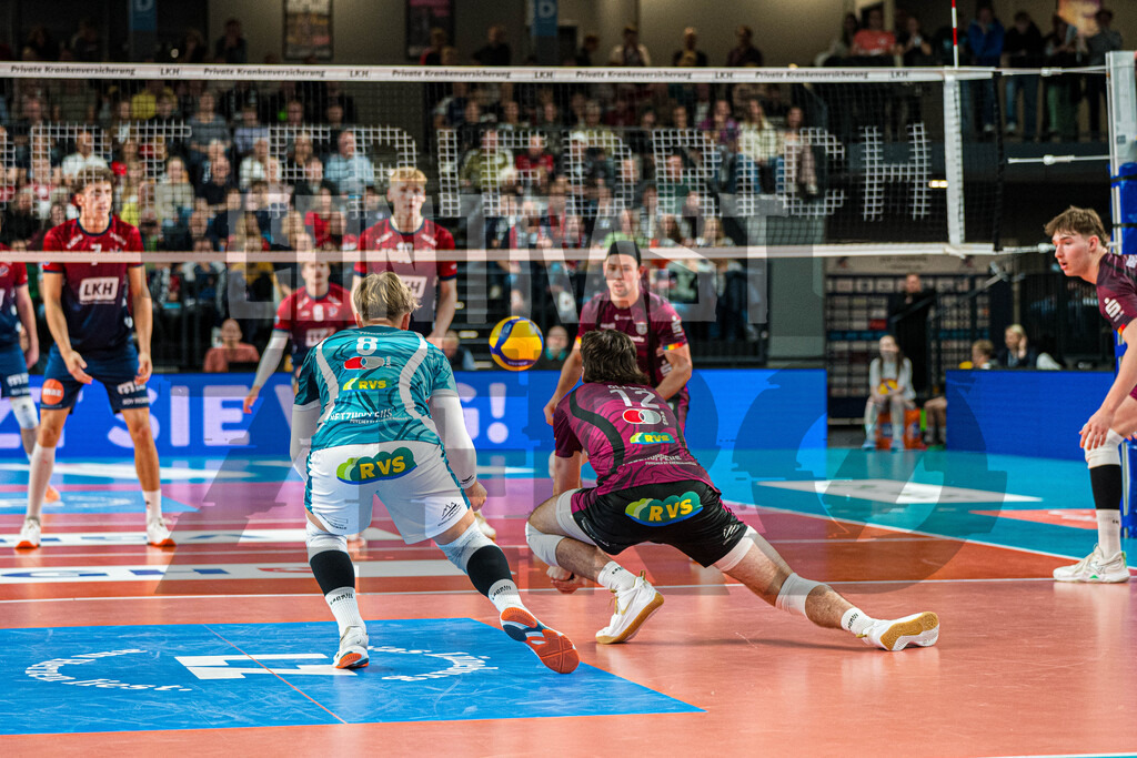 Volleyball I Herren I Saison 2025/2026 I Volleyball Bundesliga I 4. Spieltag I SVG Lüneburg - Energiequelle Netzhoppers KW | Tim Türpe (8, Energiequelle Netzhoppers KW), Isaiah Olfert (12, Energiequelle Netzhoppers KW) - Realisiert mit Pictrs.com