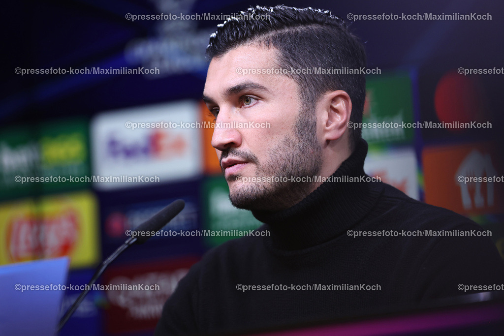 UCL11122401109 | 11.12.2024, UEFA Champions League, Borussia Dortmund - FC Barcelona, 8. Spieltag, Signal Iduna Park, Saison 2024 2025: Pressekonferenz nach dem Spiel - Sichtlich enttäuscht Trainer Nuri Sahin (Cheftrainer BVB)