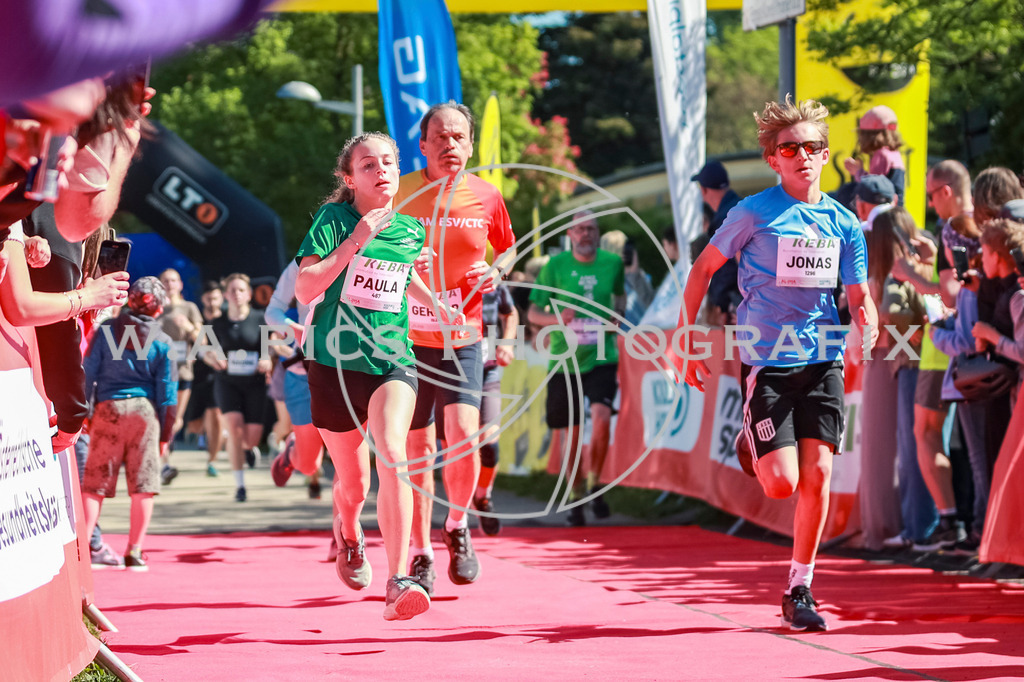 ..... | LINZ,AUSTRIA,27.April 25, Int. 3 Brückenlauf Linz  , Image shows: Photo: WAPICS / Manuel Binder