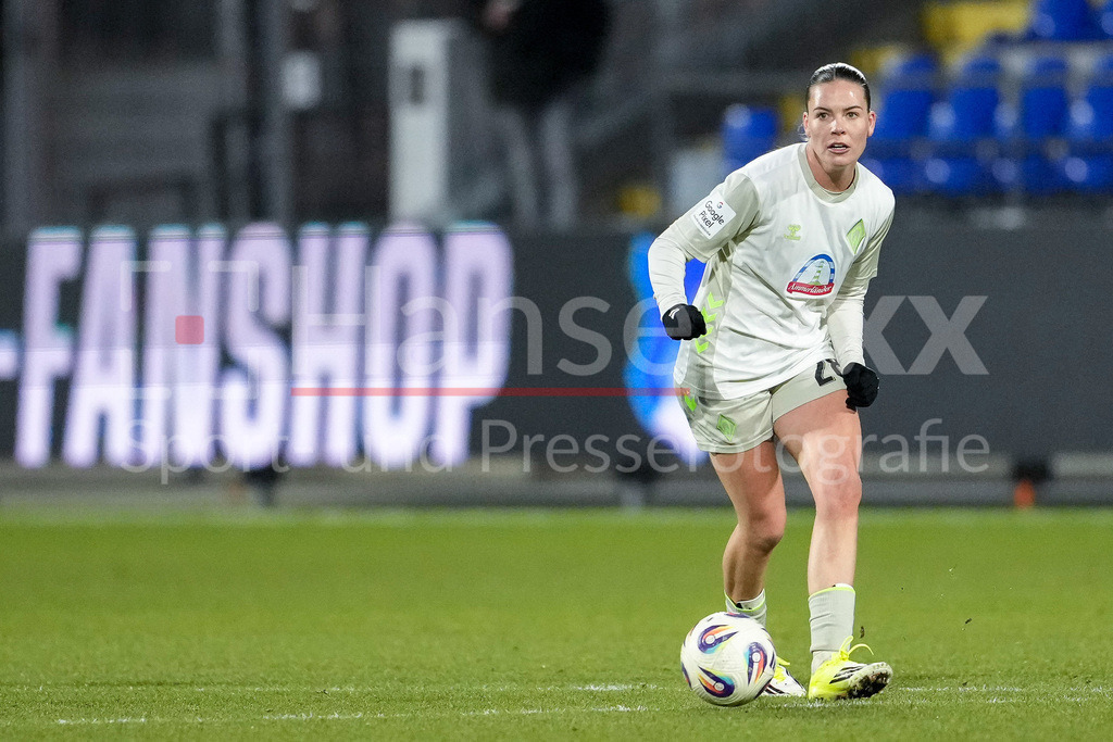 Fussball, Google Pixel Frauen-Bundesliga, TSG 1899 Hoffenheim - SV Werder Bremen | Juliane Wirtz (Werder, 28), am Ball, Freisteller, Ganzkörper, Einzelbild, Einzelfoto, Aktion, Action, 01.02.2026, Sinsheim (Hoffenheim)  (Deutschland), Fussball, Google Pixel Frauen-Bundesliga, TSG 1899 Hoffenheim - SV Werder Bremen, DFB/DFL REGULATIONS PROHIBIT ANY USE OF PHOTOGRAPHS AS IMAGE SEQUENCES AND/OR QUASI-VIDEO., DIE DFB-RICHTLINIEN UNTERSAGEN JEGLICHE NUTZUNG VON FOTOS ALS SEQUENZBILDER UND/ODER VIDEOÄHNLICHE FOTOSTRECKEN. DFB REGULATIONS PROHIBIT ANY USE OF PHOTOGRAPHS AS IMAGE SEQUENCES AND/OR QUASI-VIDEO.