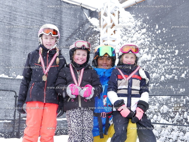 Gruppe Tonmai | Photos von der Skischule Warth - Realisiert mit Pictrs.com