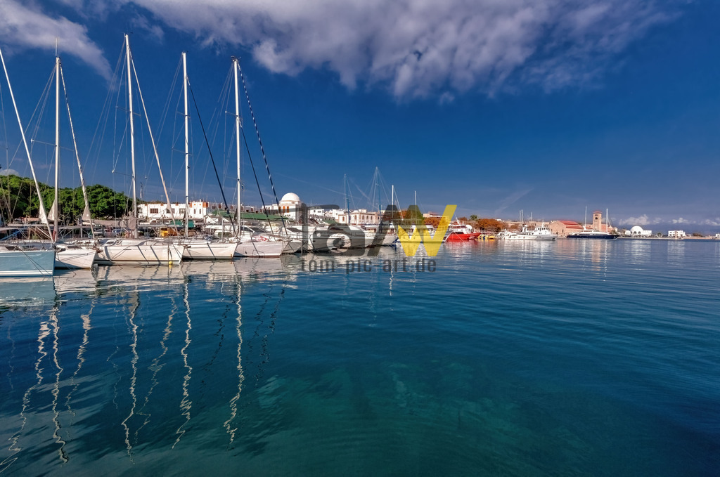 Jachthafen auf der Insel Rhodos---blaues Meer--weiße Boote  | Still und ruhig schaukeln die Jachten im Hafen auf Rhodos vor sich hin. - Realisiert mit Pictrs.com