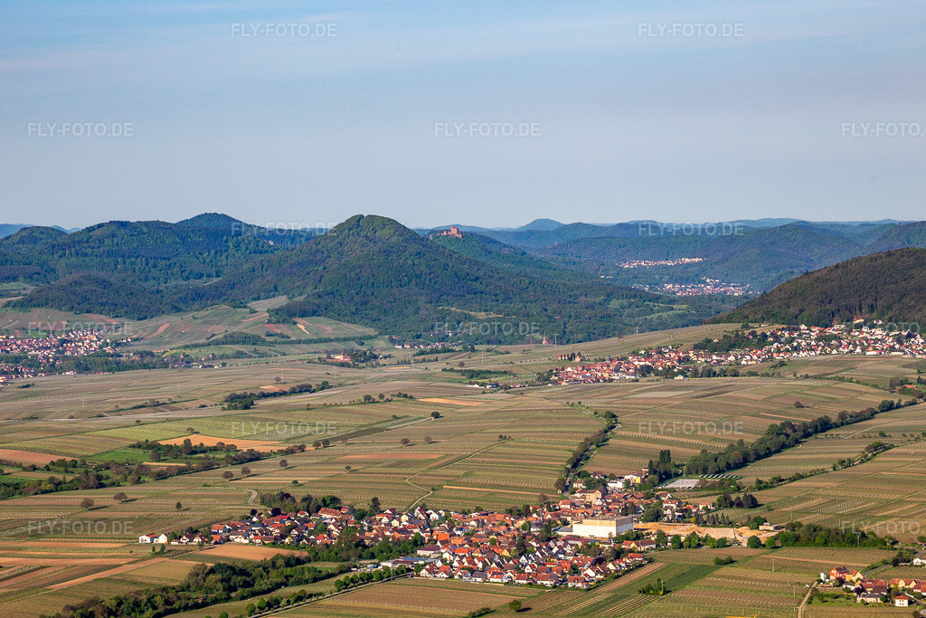 Luftbild:  in Böchingen im Bundesland Rheinland-Pfalz in Deutschland. – Foto: IMG_131320.jpg vom 07.05.2022 durch Werner Riehm/FLY-FOTO.de – Auflösung des Originals: 5127 x 3418 px – Böchingen