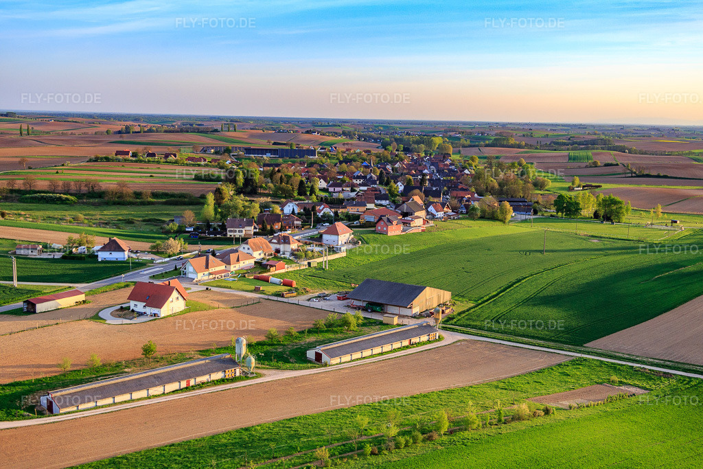 Luftbild: Scheunendach im PV-Anlage in Siegen im Bundesland Bas-Rhin in Frankreich. – Foto: IMG_078026.jpg vom 24.04.2015 durch Werner Riehm/FLY-FOTO.de – Auflösung des Originals: 5472 x 3648 px