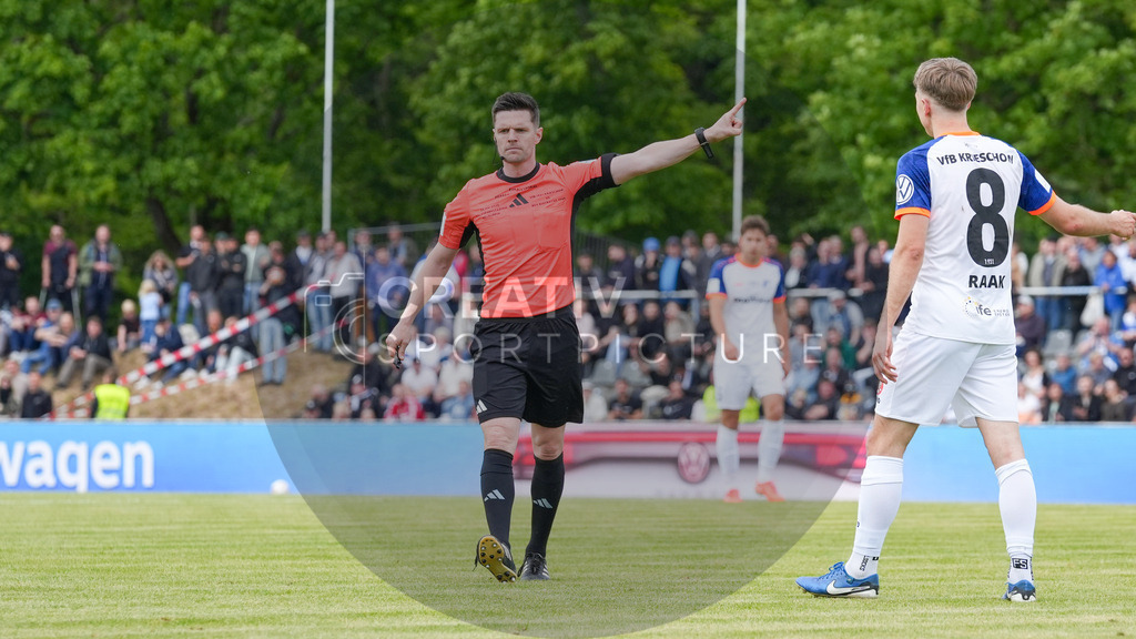 Fußball, Herren, Saison 2024/2025, Finaltag der Amateure 2025, Landespokal Brandenburg, Finale, VfB 1921 Krieschow vs. RSV Eintracht 1949, Samstag 24.05.2025, Volksparkstadion Neuruppin, | Fußball, Herren, Saison 2024/2025, Finaltag der Amateure 2025, Landespokal Brandenburg, Finale, VfB 1921 Krieschow vs. RSV Eintracht 1949, Samstag 24.05.2025, Volksparkstadion Neuruppin, Im Bild: Schiedsrichter Toni Bauer - Realisiert mit Pictrs.com