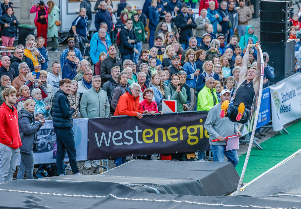 top-top.de 240913-203 | Foto, Video, Fotografie, Videografie, Fotobox, DJ, Discjockey, Musik, Musikbox, Veranstaltung, Photobooth, Amazon, Ebay, Buchtipp, Bestseller, Autor, Verlag, Buch, Wesel, Hamminkeln, NRW, Dinslaken, Rees, Drohne, Hochzeit, Party, Fotobox, Wesel, Fotograf