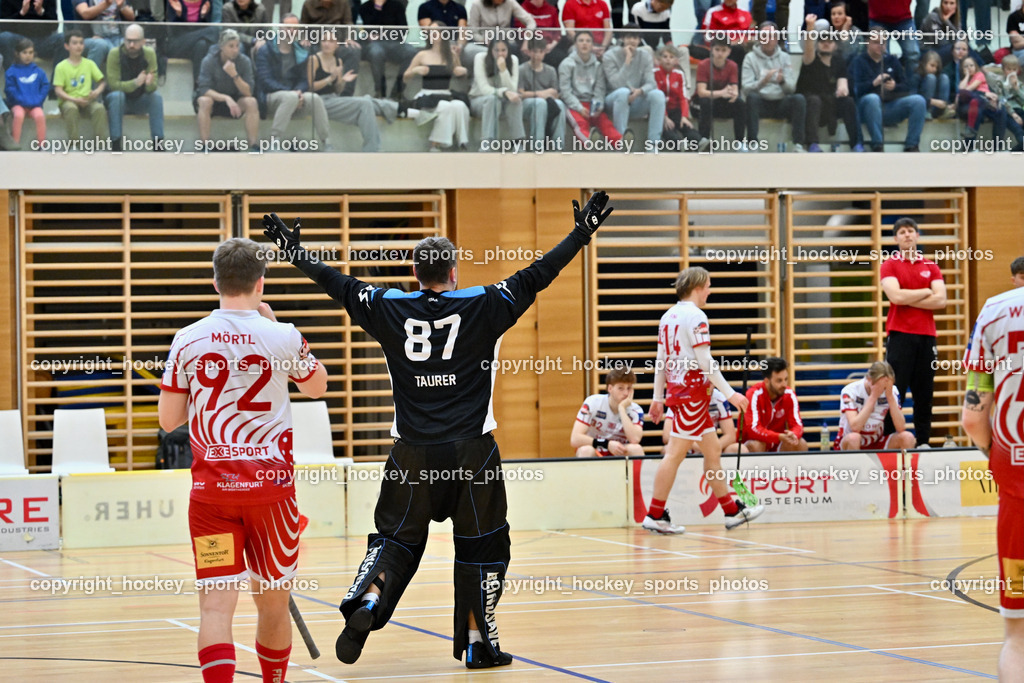VSV Unihockye vs. KAC Floorball | Jubel VSV Unihockey Mannschaft, , #92 Maximilian Mörtl KAC Floorball, #87 Timmo Taurer VSV Unihockey, VSV Unihockye vs. KAC Floorball, VSV Unihockye vs. KAC Floorball am 13.04.2025 in Villach (Ballspielhalle St. Martin), Austria, (Photo by Bernd Stefan)