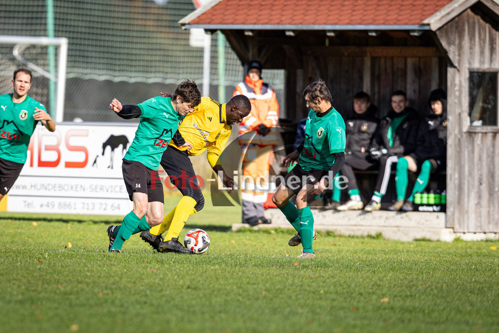 SV Wessobrunn-Haid gegen TSV Schongau | Fußball Herren A-Klasse Gruppe 8 Zugspitze 2025/26 13. Spieltag, SV Wessobrunn-Haid gegen TSV Schongau, 20251026,Zweikampf, Dreikampf,2025-10-26 in Wessobrunn (Sportplatz Wessobrunn), Andreas TIMMERMANN (SV Wessobrunn-Haid 14), Hassan BAH (TSV Schongau 16), Aloisius CRAMER (SV Wessobrunn-Haid 8)Copyright: WolfgangxLindner www.foto-lindner.de