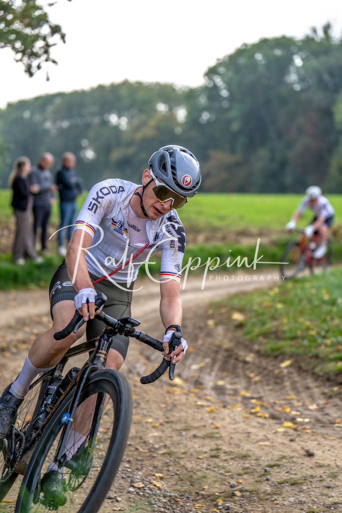 Ralf Eppink Photography 20251012_DSC02830 | Sportfotografie, Eventfotografie, Porträtfotografie, Radsport Fotograf, Triathlon Fotograf, Düsseldorf Fotograf, Köln Fotograf, Actionfotografie, Teamfotografie, Peoplefotografie, Business Portraits, Veranstaltungsfotografie, Reportagefotografie - Realisiert mit Pictrs.com