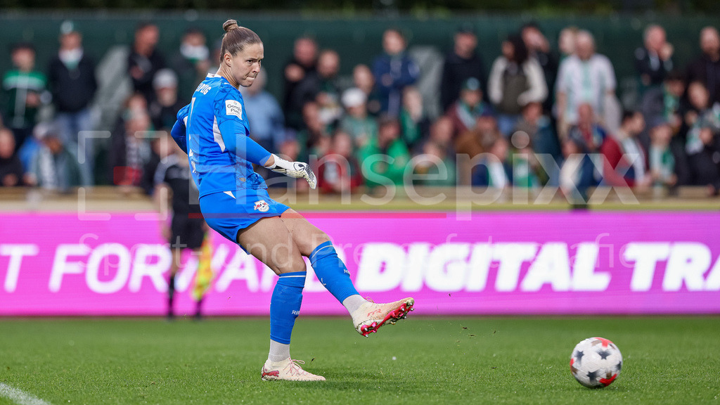 Fussball, Google Pixel Frauen-Bundesliga, SV Werder Bremen - RB Leipzig | Elvira Herzog (Torhüterin, Torwart, RB Leipzig, 1) am Ball, Freisteller, Einzelbild, Ganzkörper, Aktion, Action, Spielszene, DIE DFB-RICHTLINIEN UNTERSAGEN JEGLICHE NUTZUNG VON FOTOS ALS SEQUENZBILDER UND/ODER VIDEOÄHNLICHE FOTOSTRECKEN. DFB REGULATIONS PROHIBIT ANY USE OF PHOTOGRAPHS AS IMAGE SEQUENCES AND/OR QUASI-VIDEO.
