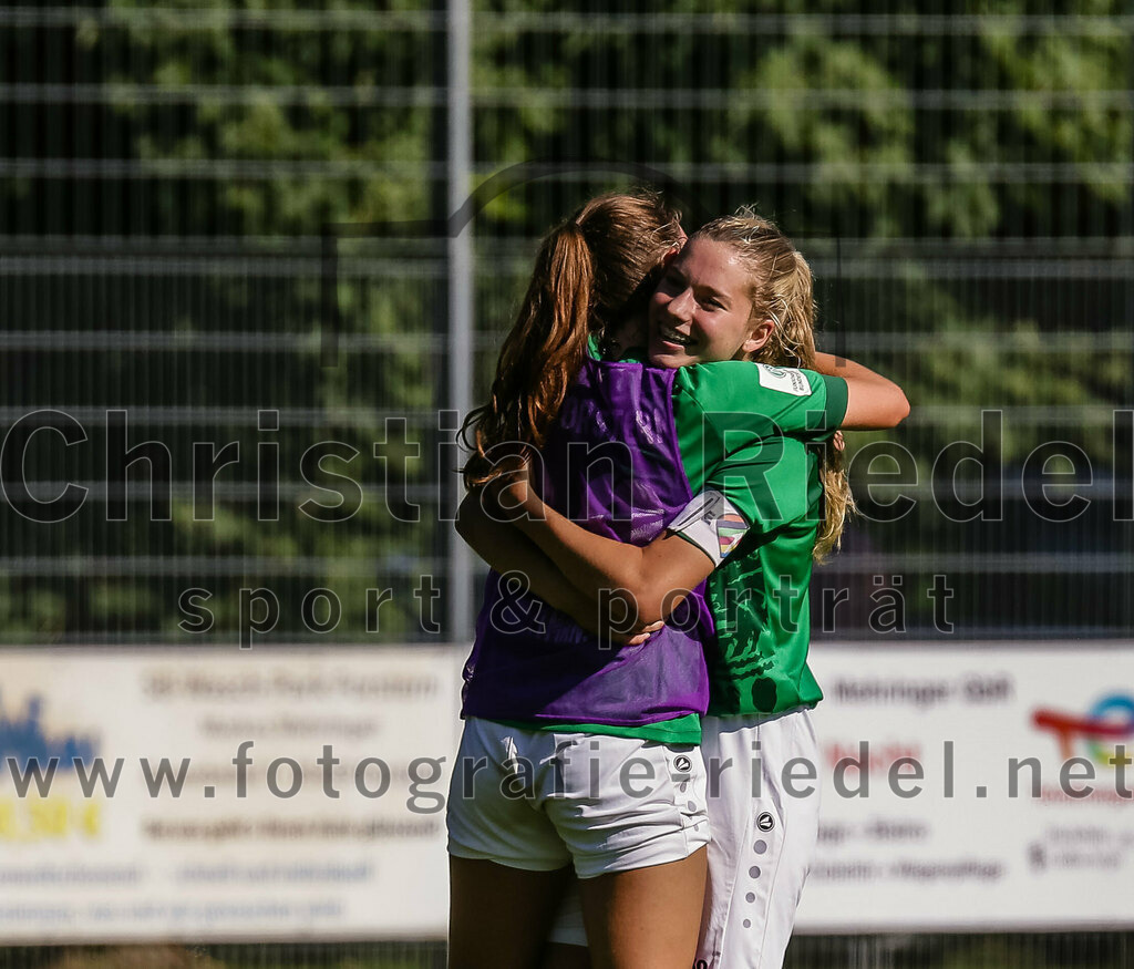 2023-09-16_108_FC_Forstern_gegen_VfL_Sindelfingen_Ladies_I | Forstern, Deutschland, 16.09.2023:
Fußball, B-Juniorinnen-Bundesliga Süd 2023 / 2024, 2. Spieltag, FC Forstern gegen VfL Sindelfingen Ladies I, Endergebnis: 4:1

Olivia Trauttmansdorff (FC Forstern, #10), Yanica Moritz (FC Forstern, #17)

Foto: Christian Riedel / fotografie-riedel.net