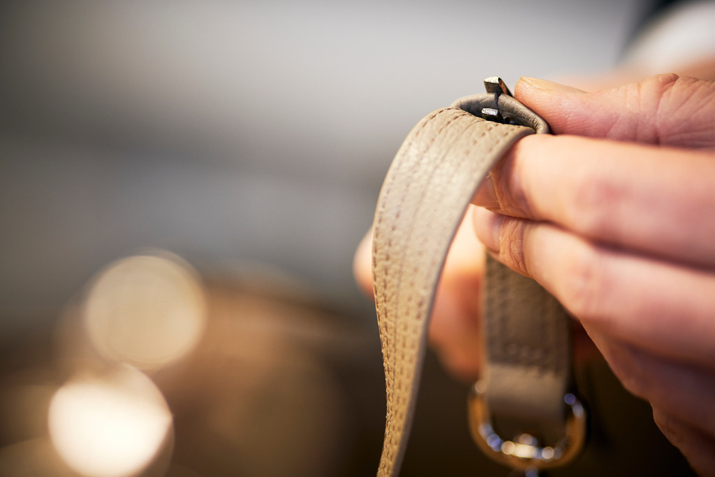 Albert Pattermann Wien | WIen, Austria - February 28, 2020; Albert Pattermann Wien; Reparatur einer Schlaufe. - Realisiert mit Pictrs.com