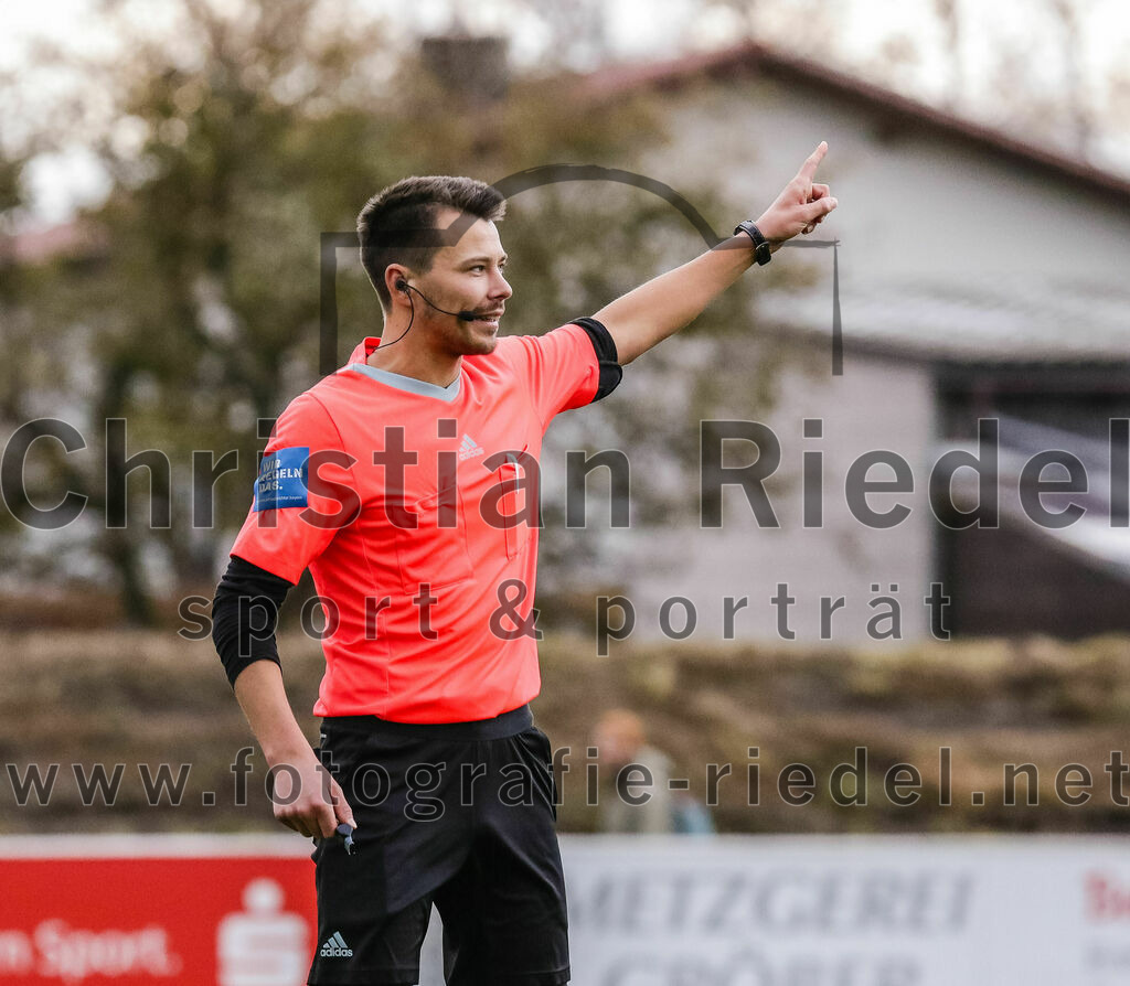2023-11-11_027_FC_Moosinning_gegen_TSV_Peterskirchen | Moosinning, Deutschland, 11.11.2023:
Fußball, Bezirksliga Oberbayern Ost 2023 / 2024, 17. Spieltag, FC Moosinning gegen TSV Peterskirchen, Endergebnis: 5:0

Schiedsrichter Xaver Fabisch

Foto: Christian Riedel / fotografie-riedel.net