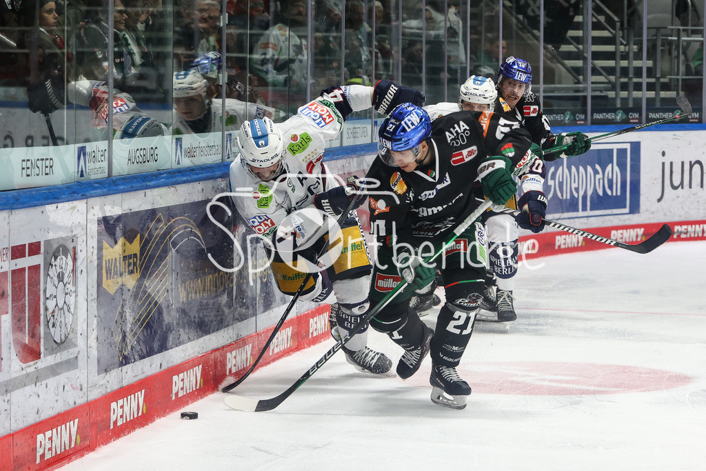 Augsburger Panther - Eisbären Berlin | Morgan ELLIS (EBB #4) im Duell mit Jere KARJALAINEN (AEV #21) / Zweikampf