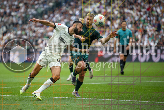 Borussia Mönchengladbach vs SV Werder Bremen - Bundesliga  | Mönchengladbach, Deutschland, 14.09.25:   Franck Honorat (Borussia Mönchengladbach) und Romano Schmid (SV Werder Bremen) im Kampf um den Ball waehrend des Spiels der Bundesliga zwischen Borussia Mönchengladbach vs SV Werder Bremen im Stadion im Borussia Park(Foto von Brauer-Fotoagentur / Adrian Schlueter)