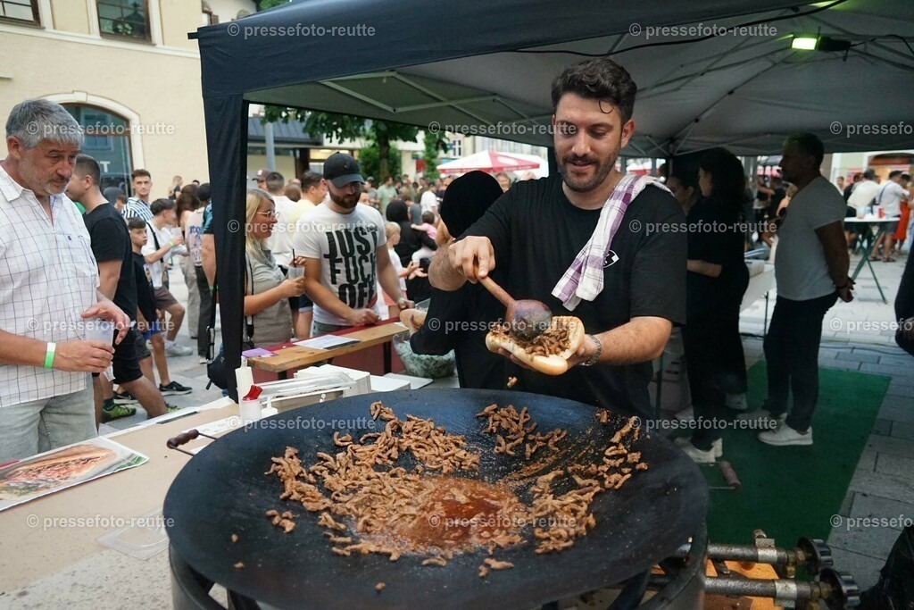 news-2023-Juli15-Marktfest_Reutte1-DSC06103 | Info aus dem Bezirk Reutte/Ausserfern Tirol sowie eine umfangreiche Bilddatenbank über die gesamte Region: Lechtal, Talkessel Reutte, Tannheimertal, Zwischentoren. Lech, Plansee, Zugspitze, Grenztunnel, B179, Fernpassstraße, Verkehr, Lawinen, Tradition, - Realisiert mit Pictrs.com