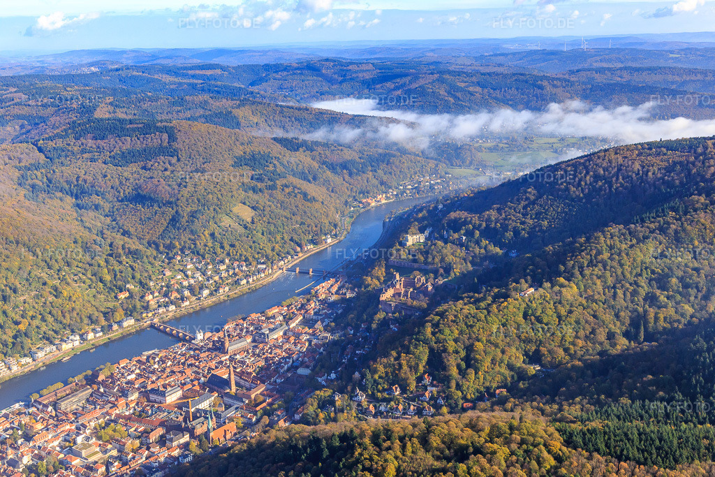 Luftbild: Altstadt am Neckartal mit Heidelberger Schloss aus Südwesten im Ortsteil Kernaltstadt in Heidelberg im Bundesland Baden-Württemberg in Deutschland. Foto: IMG_104192.jpg vom 31.10.2017 durch Werner Riehm/FLY-FOTO.de