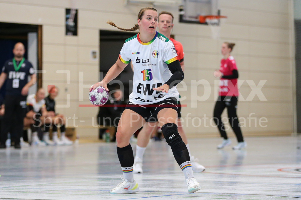 Handball, Testspiel Frauen, VfL Oldenburg - SV Werder Bremen | v.li.: Merle Carstensen (VfL Oldenburg, 15) am Ball, Spielszene, Aktion, Action