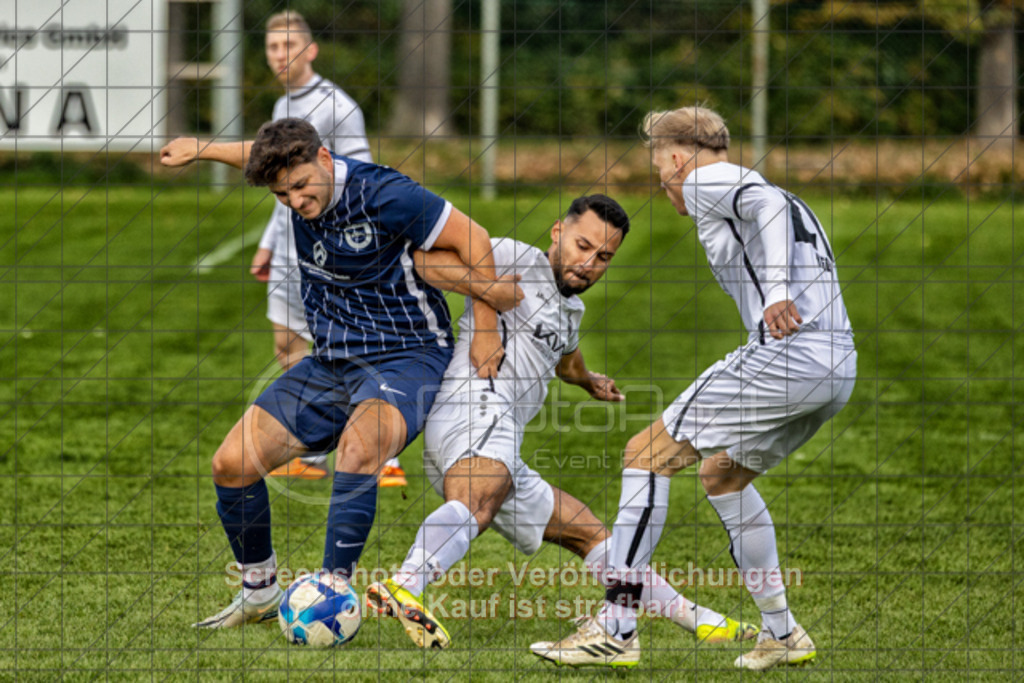 20251019_150950_0120-Bearbeitet | Ibrahim Kabal (TSV Sparwiesen #10)TV Jahn (blau) vs. TSV Sparwiesen (weiß), Fussball, Kreisliga B10 - Bezirk Neckar/Fils, 09. Spieltag, Saison 2025/2026, Rasensportplatz Jahn, Hohenstaufenstraße 135, 73033 Göppingen, 19.10.2025 - 15:00 Uhr,Foto: PhotoPeet-Sportfotografie/Peter Harich