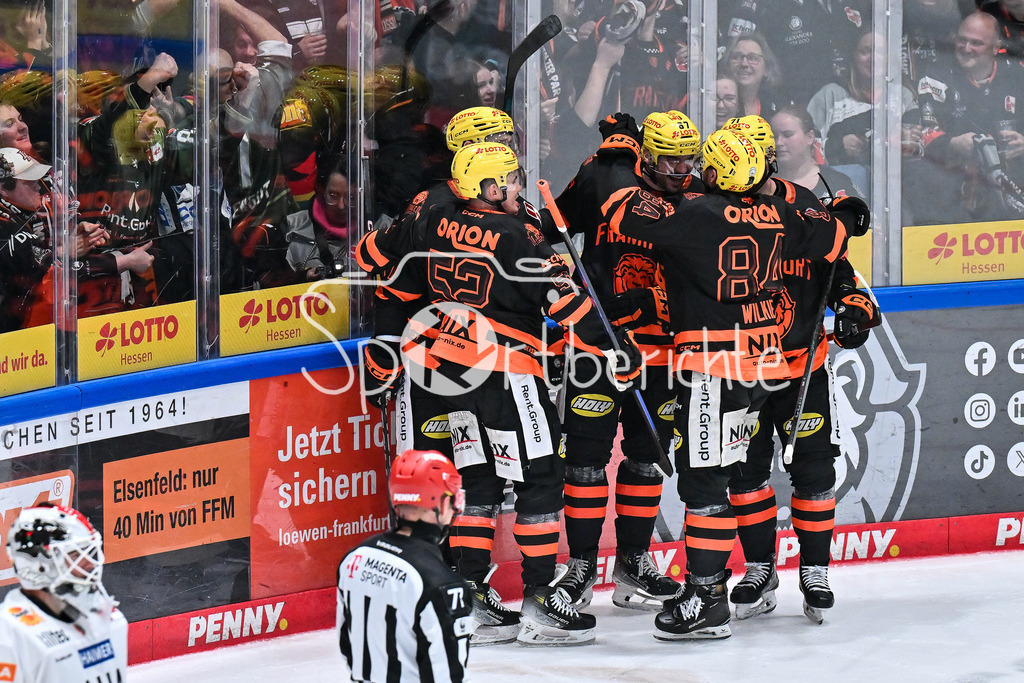 Löwen Frankfurt - Augsburger Panther | FRANKFURT, GERMANY - 19. DECEMBER: Jubel der Frankfurter nach dem Treffer zum 3-2 durch Matthew WEDMAN (Löwen Frankfurt 67) / Tor / Torschuetze / Freude / Happy während dem Match zwischen den Löwen Frankfurt und den Augsburger Panthern am 29. Spieltag der Penny DEL in der Eissporthalle Frankfurt