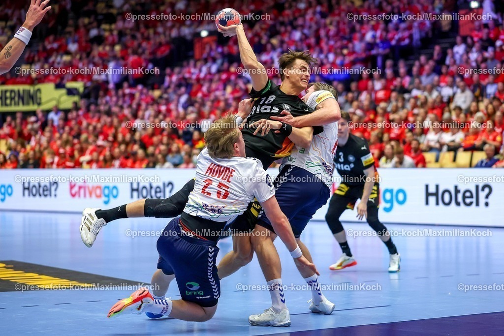 EHF24012603023 | 24.01.2026, Handball, Men's EHF EURO 2026, Deutschland - Norwegen, Jyske Bank Boxen in Herning, Dänemark, Main Round:  Julian Köster (Germany #18) im Zweikampf gegen   Martin Hernes Hovde (Norway #25)  Vetle Ronningen (Norway #10)