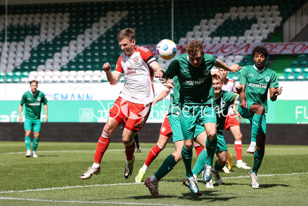 SpVgg Greuther Fürth II - FC Bayern Amateure | Kopfballduell zwischen Timo KERN (FCB #10) und Patrick GOETZELMANN (spvgg #17) / Zweikampf