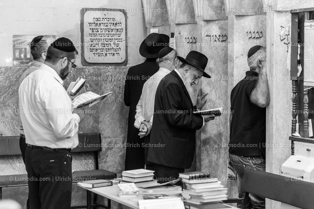 201608_Israel-102 | Tiberias. Grab eines „heiligen“ Rabbiners. „Es ist immer gut, an einem heiligen Ort zu Gott zu beten!“ - Realisiert mit Pictrs.com