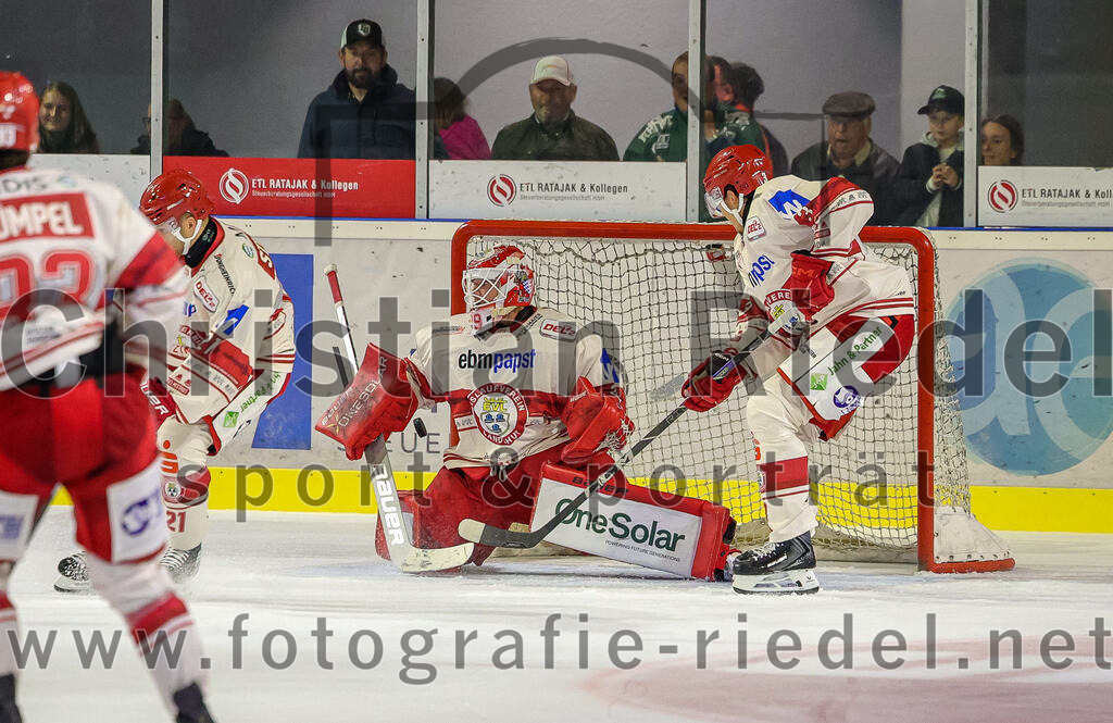 2025-09-12_116_TSV_Erding_gegen_EV_Landshut | Erding, Deutschland, 12.09.2025:Eishockey, Oberliga Süd 2025 / 2026, Testspiel, TSV Erding gegen EV Landshut, Endergebnis: 4:6Philipp Dietl (EV Landshut, #29), Dominik Groß (EV Landshut, #3)Foto: Christian Riedel / fotografie-riedel.net