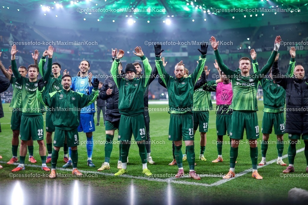 BMG13122501074 | 13.12.2025, Fußball, Borussia Mönchengladbach - VfL Wolfsburg, 1. Fußball Bundesliga, 14.Spieltag, Borussia-Park, Saison 2025 2026: Abschlussjubel nach dem 3:1 Sieg für Wolfsburg - Mattias Svanberg&nbsp;(VfL Wolfsburg #32) Mohamed Amoura&nbsp;(VfL Wolfsburg #09) Torwart Kamil Grabara&nbsp;(VfL Wolfsburg #01) Patrick Wimmer&nbsp;(VfL Wolfsburg #39) Maximilian Arnold&nbsp;(VfL Wolfsburg #27) Dzenan Pejcinovic&nbsp;(VfL Wolfsburg #17)  DFB regulations prohibit any use of photographs as image sequences and or quasi-video.