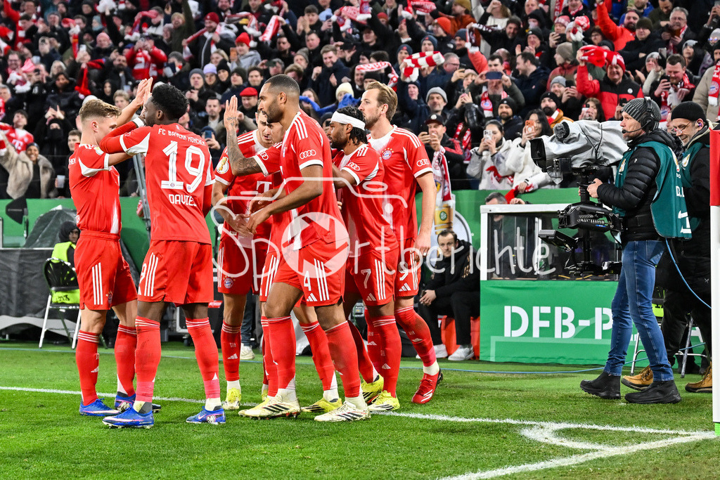 FC Bayern München - RB Leipzig | MUNICH, GERMANY - 11. FEBRUARY: Jubel der Bayern nach dem Treffer zum 2-0 durch Luis DIAZ (FC Bayern Munich 14) / Tor / Torschuetze / Freude / Happy während dem Spiel zwischen dem FC Bayern München und RB Leipzig beim Viertelfinale des DFB-Pokales in der Allianz Arena
