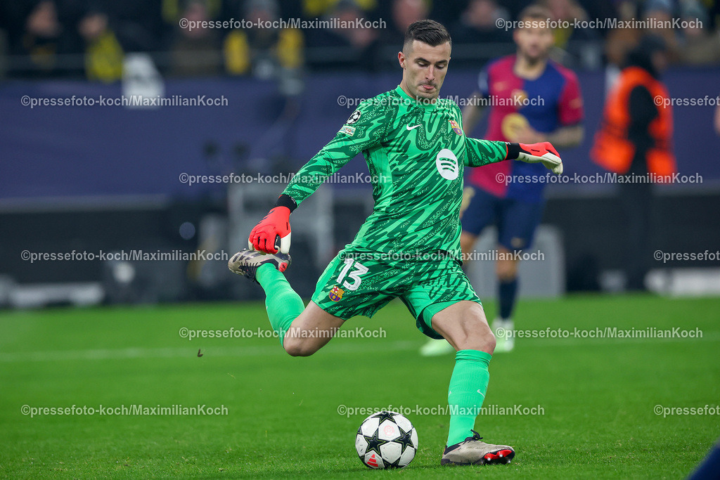 UCL11122401005 | 11.12.2024, UEFA Champions League, Borussia Dortmund - FC Barcelona, 8. Spieltag, Signal Iduna Park, Saison 2024 2025: Inaki Pena (Barca #13)