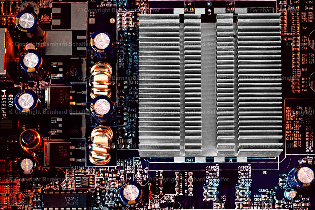 Mainboard mit Prozessor | Mainboard eines PCs mit Prozessorkühler und elektronischen Komponenten. - Realisiert mit Pictrs.com