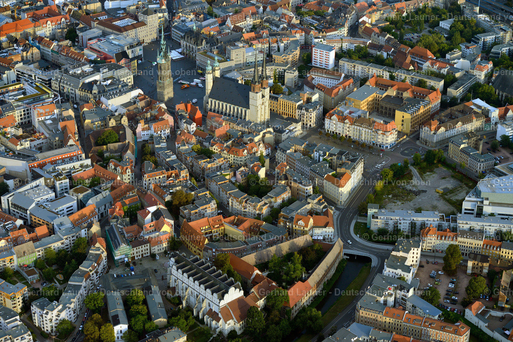 3293984 | HALLE (SAALE) 08.09.2021 Zentrum von Halle an der Saale mit Blick auf den " Roten Turm " und die Marktkirche im Bundesland Sachsen-Anhalt. Die vier Türme der Marktkirche " Unser Lieben Frauen ", auch Marienkirche genannt, bilden zusammen mit dem Roten Turm das Wahrzeichen der Saalestadt. // View of the center of Halle view of the "Red Tower" and the St. Mary's Church in Saxony-Anhalt. Foto: Gerhard Launer