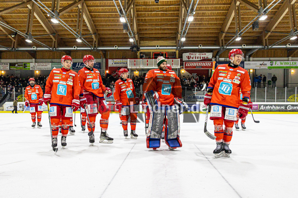 EC Peiting vs EV Füssen | Eishockey Oberliga Süd 2023/2024, EC Peiting vs EV Füssen, 20240112,
Peiting lässt sich Feiern,
2024-01-12 in Peiting (Eisstadion)
24 Thomas HEGER (ECP 24), 19 Marco HABERMANN (ECP 19), 65 Alexander BIBERGER (ECP 65), 32 Andreas MAGG (ECP Goali 32), 27 Andreas FEUERECKER (ECP 27)
Copyright: WolfgangxLindner foto-lindner.de