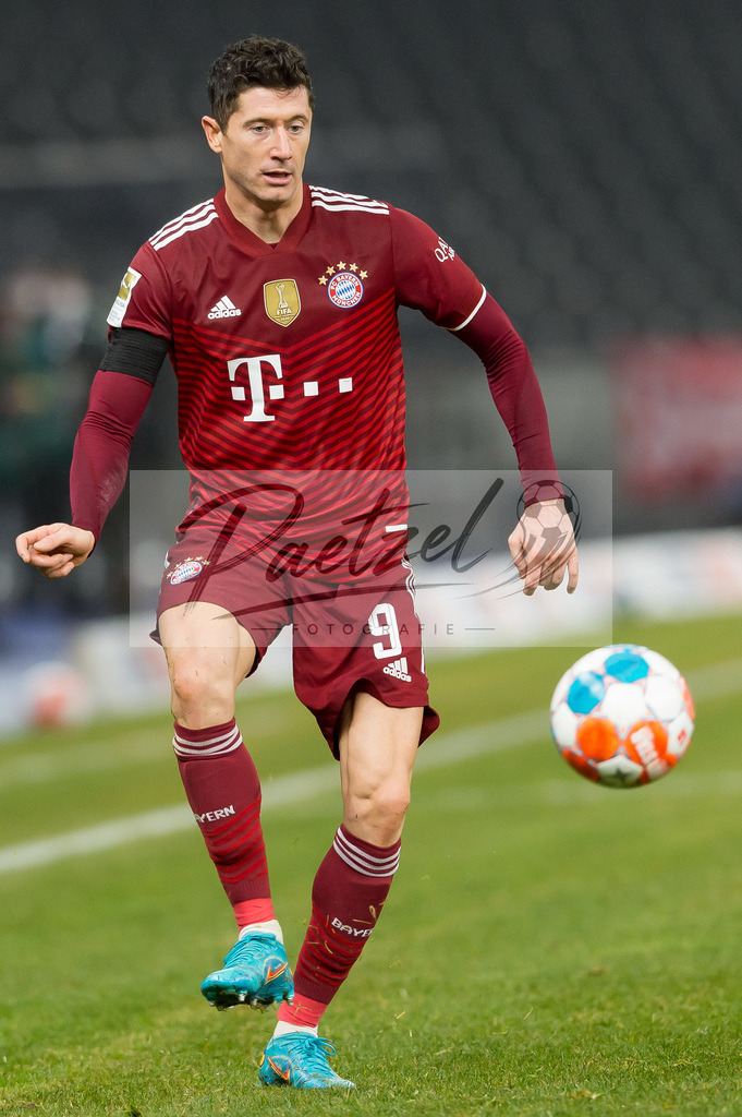BSCFCB20220123_301 | Fussball, Herren: Robert Lewandowski (FC Bayern Muenchen) in Aktion, am Ball, Einzelaktion bei dem Spiel der 1. Bundesliga zwischen Hertha BSC und FC Bayern Muenchen im Olypiastadion am 23.01.2022 in Berlin, Deutschland.DFB / DFL REGULATIONS PROHIBIT ANY USE OF PHOTOGRAPHS AS IMAGE SEQUENCES AND/OR QUASI-VIDEO. - Realisiert mit Pictrs.com