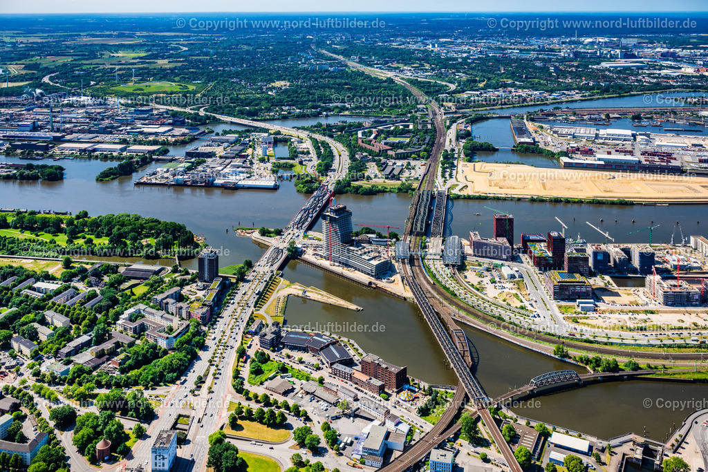 Hamburg_Elbbrücken_Elbtower_Hafencity_ELS_0844200625 | HAMBURG 20.06.2025 Baustelle zum Neubau des Hochhaus- Gebäudekomplexes " Elbtower " an der Zweibrückenstraße zwischen Oberhafenkanal und Norderelbe im Ortsteil HafenCity in Hamburg, Deutschland. Weiterführende Informationen bei: Adolf Lupp GmbH + Co KG,  Akustik-Ingenieurbüro Moll GmbH,  BTB Betontechnik GmbH,  David Chipperfield Architects - Gesellschaft von Architekten mbH,  Ed. Züblin AG,  Implenia AG,  LV Baumanagement AG,  NOBU HOTELS CORPORATE OFFICE,  SIGNA HOLDING GMBH. // Construction site for new high-rise building complex " Elbtower " on Zweibrueckenstrasse between Oberhafenkanal and Norderelbe in the district HafenCity in Hamburg, Germany. Further information at: Adolf Lupp GmbH + Co KG,  Akustik-Ingenieurbuero Moll GmbH,  BTB Betontechnik GmbH,  David Chipperfield Architects - Gesellschaft von Architekten mbH,  Ed. Zueblin AG,  Implenia AG,  LV Baumanagement AG,  NOBU HOTELS CORPORATE OFFICE,  SIGNA HOLDING GMBH. Foto: Martin Elsen