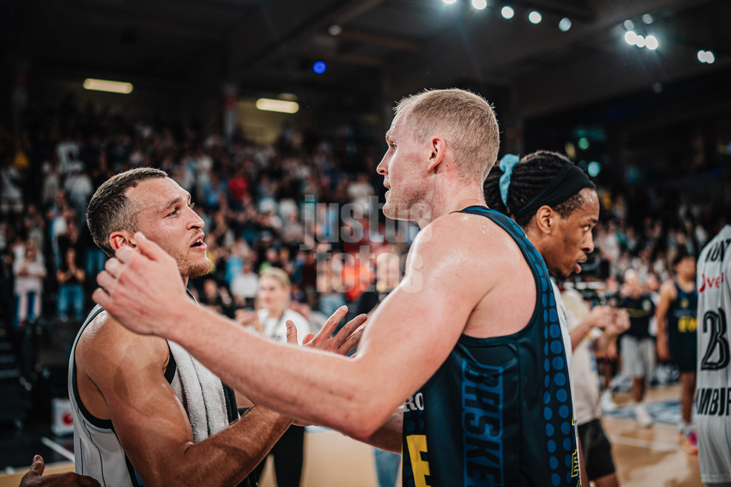 Basketball | Männer | Saison 2024/2025  | easyCredit Basketball Bundesliga | Testspiel | Veolia Towers Hamburg vs. EWE Baskets Oldenburg | 25.08.2024 | v.l. Brae Ivey (#1, Veolia Towers Hamburg) und Seth Hinrichs (#21, EWE Baskets Oldenburg) nach dem Spiel