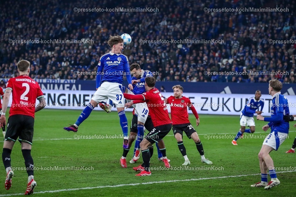 S0414032501070 | 14.03.2025, Fußball, FC Schalke 04 - Hannover 96, 2.. Fußball Bundesliga, 26. Spieltag, Veltins-Arena Gelsenkirchen, Saison 2024 2025: Max Grüger (Schalke04 #37) und Kenan Karaman (Schalke04 #19) im Strafraum Strafraumaktion gegen Phil Neumann (Hannover96 #5) und Jannik Dehm (Hannover96 #20)DFB regulations prohibit any use of photographs as image sequences and or quasi-video.