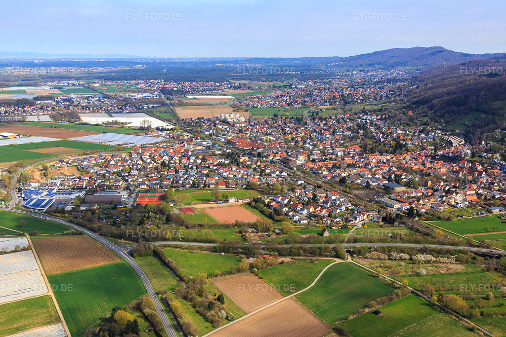 Luftbild: Stadtübersicht mit Bahnlinie zu Füßen des Melibokus aus Süden in Zwingenberg im Bundesland Hessen in Deutschland. Foto: IMG_077113.jpg vom 12.04.2015 durch Werner Riehm/FLY-FOTO.de