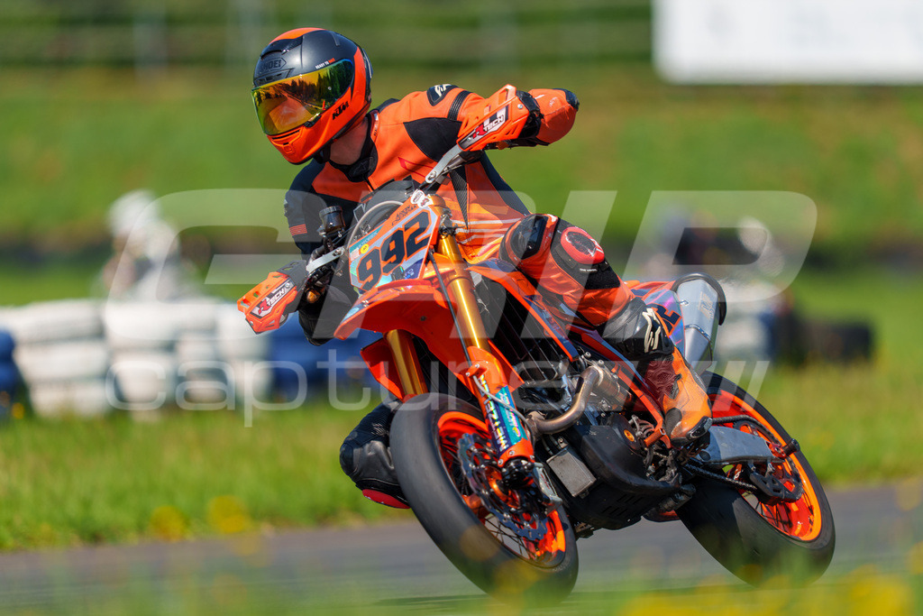 G-Cup + Supermoto Staatsmeisterschaft + Hungarian Supermoto Championship | GRIPcapture steht für authentische Sportfotografie in Österreich – für Momente, die mehr sind als Geschwindigkeit oder Ergebnis. Es geht um Emotion, Spannung, Fokus und den Augenblick, der oft nur einen Wimpernschlag dauert.Ob Motorsport, Teamsport oder 