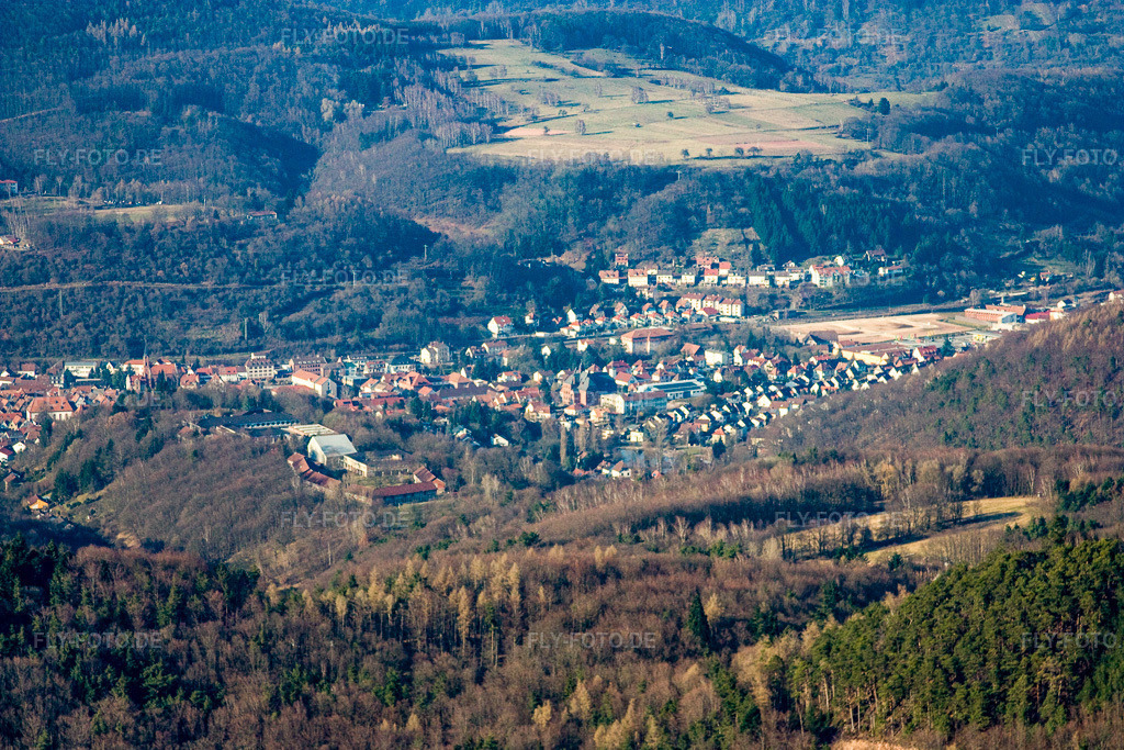 Luftbild: Stadtansicht von Süden in Annweiler am Trifels im Bundesland Rheinland-Pfalz in Deutschland. Foto: IMG_17432.jpg vom 21.03.2009 durch Werner Riehm/FLY-FOTO.de