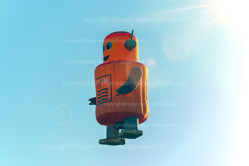 Heißluftballon in Form eines Roboters im Sonnenlicht anlässlich der WIM | Warsteiner Internationale Montgolfiade ist die Veranstaltung mit Heißluftballons. Ein Ballon in Form eines Roboters.