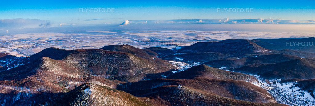 Luftbild: Panorama des Rand des Pfälzerwald aus Nordosten bei Schnee im Winter in Waldrohrbach im Bundesland Rheinland-Pfalz in Deutschland. Foto: IMG_36407-Bearbeitet.jpg vom 03.01.2011 durch Werner Riehm/FLY-FOTO.deAuflösung des Originals: 8718 x 2953 px